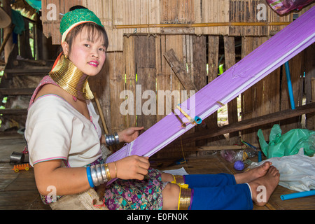 Long col Femme tissant, tribu Karen, Chiang Mai, Thaïlande Banque D'Images