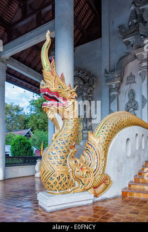 Naga (serpent sacré) sur la chapelle porche, Wat Chedi Luang, Chiang Mai, Thaïlande Banque D'Images