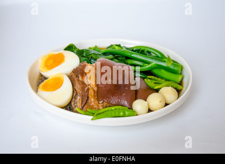 Une délicieuse cuisine thaïlandaise appeler kha de MOO compotée de cuisse de porc et de légumes avec des oeufs Banque D'Images