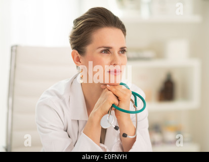 Portrait of thoughtful médecin woman Banque D'Images