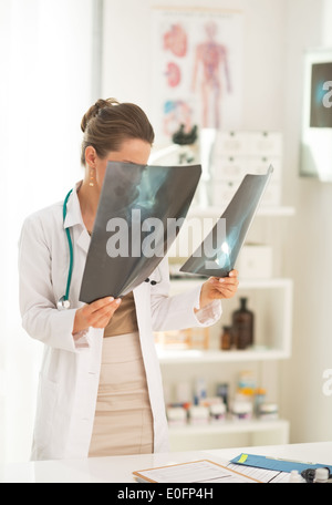 Femme médecin à la graphie sur in office Banque D'Images