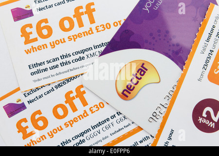 Carte de nectar avec €6 bons de réduction lorsque les dépenses dans un supermarché Sainsbury's store. En Angleterre, Royaume-Uni, Angleterre Banque D'Images