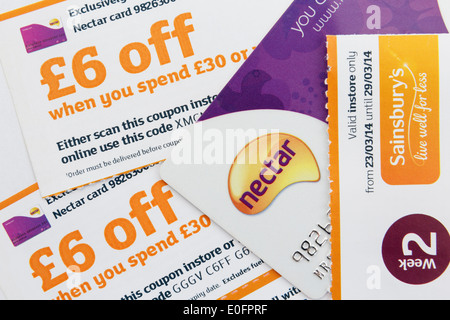 Carte de nectar avec £6 bons de réduction lorsque les dépenses dans un supermarché Sainsbury's store. En Angleterre, Royaume-Uni, Angleterre Banque D'Images