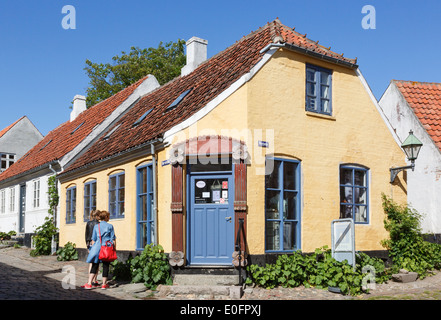 Deux femmes regardant un corner shop dans l'ancien bâtiment typique peint sur Norrebakke, Ebeltoft, Jutland, Danemark, Scandinavie Banque D'Images