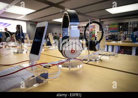 Par casque Beats Electronics sont vus dans un Apple store à New York Banque D'Images