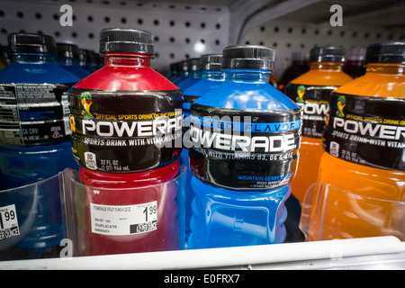 La marque Powerade boisson pour sportifs par Coca-Cola dans le refroidisseur d'un supermarché à New York Banque D'Images