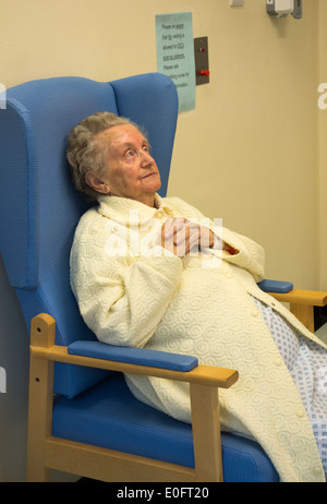 Femme âgée de 90 ans dans son unité de soins de jour de l'hôpital salle d'examen en cours de préparation pour l'anesthésie générale. Banque D'Images