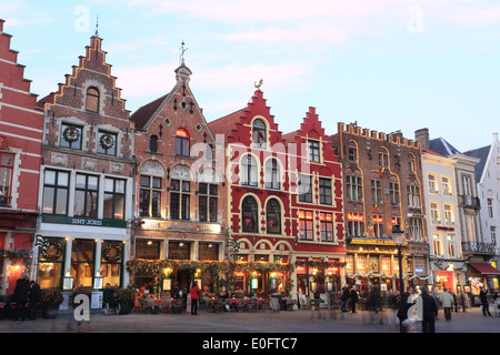 Restaurants Décorées pour Noël, dans la soirée, sur la place du marché, à Bruges, Flandre occidentale, Belgique Banque D'Images