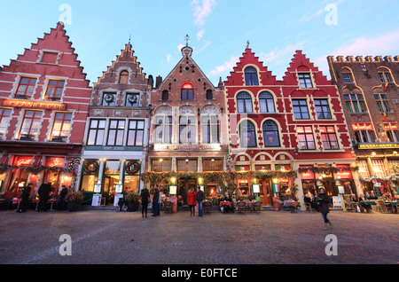 Restaurants Décorées pour Noël, dans la soirée, sur la place du marché, à Bruges, Flandre occidentale, Belgique Banque D'Images