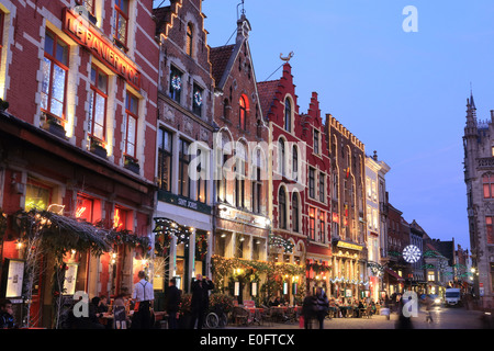 Restaurants Décorées pour Noël, dans la soirée, sur la place du marché, à Bruges, Flandre occidentale, Belgique Banque D'Images