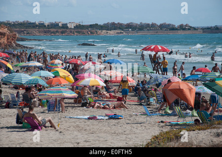 Plage bondée à La Zenia, Torrevieja, Costa Blanca, Espagne en juillet/août 2012. Une place au soleil pour tout le monde. Banque D'Images