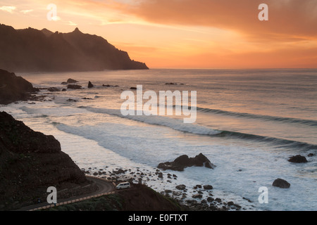 Campervan garé sur la route donnant sur plage au coucher du soleil. Les montagnes d'Anaga, Tenerife, Canaries, Espagne Banque D'Images