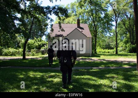 La police de Detroit Narcs - agents des stupéfiants - une descente dans une maison dans le domaine des drogues, Detroit, Michigan, USA Banque D'Images