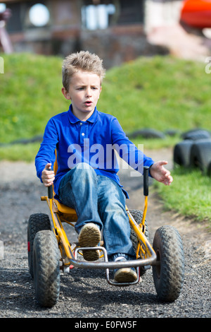 Garçon s'amusant avec panier buggy. Marques de commerce ont été supprimés. Banque D'Images