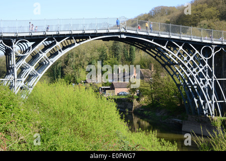 Sur le célèbre pont de fer à Ironbridge, Shropshire, Angleterre Banque D'Images