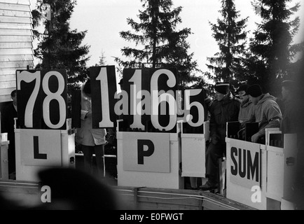 Björn le score de Wirkolas dans l'épreuve spéciale de saut à ski aux Championnats du monde de ski 1966 à Midtstubakken, en Norvège, est capturé ici, ainsi que le paysage environnant et le cadre de l'épreuve. Banque D'Images