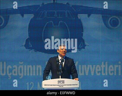 Istanbul, Turquie. 12 mai, 2014. Le Président turc Abdullah Gül s'exprime lors de la cérémonie de remise officielle à Kayseri, Turquie, le 12 mai 2014. La cérémonie d'introduction de l'avion de transport A400M a eu lieu le transport de l'Armée de l'air de Kayseri sur base de lundi. La Turquie poursuit sa politique de renforcement de ses forces armées pour relever les défis du quartier difficile du pays, les médias locaux Président turc Abdullah Gül a cité comme disant le lundi. © Cihan/Xinhua/Alamy Live News Banque D'Images