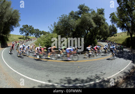 Sacramento, CA, USA. 12 mai, 2014. Le peloton est entraînée vers le bas Salmon Falls Road pendant la première phase de l'Amgen Tour de Californie le 11 mai 2014 dans l'El Dorado Hills, Californie © Paul Kitagaki Jr/Sacramento Bee/ZUMAPRESS.com/Alamy Live News Banque D'Images