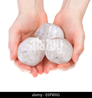 Woman's hands holding halite ronde cristaux de sel de roche pour la médecine alternative. Isolated on white Banque D'Images