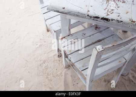 Chaises en bois blanc patiné et table sur le sable au Mexique Banque D'Images