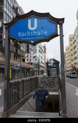 Un homme émerge de la station de métro Kochstraße à Berlin, près de Checkpoint Charlie Banque D'Images