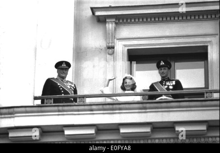 Photo du roi Olav, de la reine Sonja et du prince Harald saluant le public depuis le balcon du palais à Oslo, en Norvège. Banque D'Images