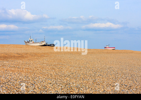 À l'eau les bateaux de pêche échoué sur une plage de galets à Kent dormeur Banque D'Images