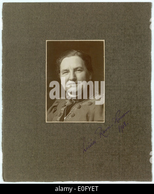 Cette image montre Louise Ravn-Hansen, une femme artiste, avec sa signature capturée dans la scène. Il met en valeur sa contribution aux arts et sa signature en photographie historique, combinée à des éléments de nature et de paysage. Banque D'Images