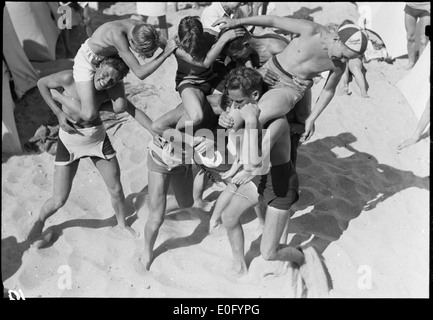Des jeunes sont vus profiter de leur temps à la plage sur cette photographie, probablement prise en Norvège. L'image capture un moment d'été insouciant sur le rivage. Banque D'Images