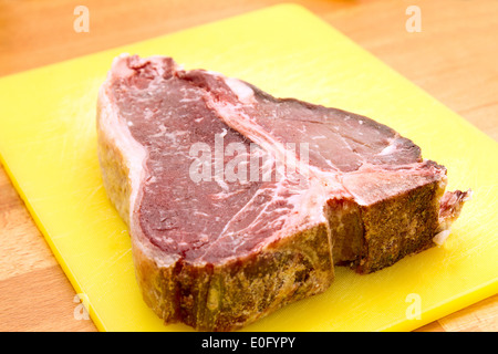 T-bone steak cru Banque D'Images