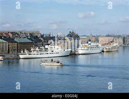 Une photographie prise en 1960 montrant une vue panoramique sur le port de Stockholm, mettant en évidence l'activité maritime animée et la beauté côtière de la ville. Banque D'Images