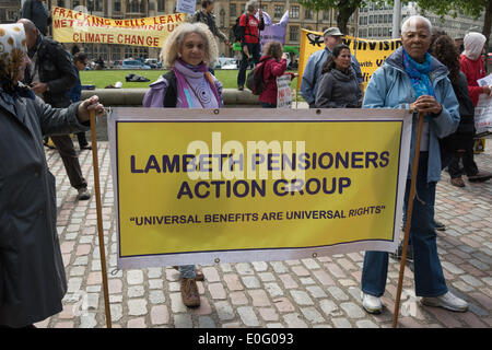 Londres, Royaume-Uni. 12 mai, 2014. Les manifestants se rassemblent à l'extérieur de l'Assemblée générale annuelle de gaz britannique à Londres. Des groupes de pression de carburant, y compris l'action de la pauvreté demande que British Gas font d'énormes bénéfices de surfacturer les consommateurs qui pousse alors les gens qui sont moins nantis dans la pauvreté de carburant - où un choix doit être fait entre le chauffage et l'alimentation. Ils se sont également opposés à la production d'énergie "sale" qui est produite à partir de combustibles fossiles. Credit : Patricia Phillips/Alamy Live News Banque D'Images