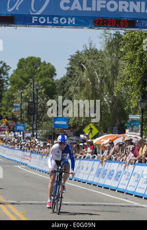 Folsom, Californie, USA. 12 mai, 2014. Lundi, 12 mai 2014.ALISON POUVOIRS, de United Health Care Pro Cycling Team, franchit la ligne d'arrivée en premier lieu au cours de l'Amgen Tour de Californie, l'étape 2 montre à Folsom, Californie. Temps de pouvoirs était de 27:20:65. © Tracy Barbutes/ZUMA/ZUMAPRESS.com/Alamy fil Live News Banque D'Images