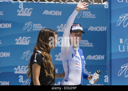 Folsom, Californie, USA. 12 mai, 2014. Lundi, 12 mai 2014.ALISON POUVOIRS, de United Health Care Pro Cycling Team, des vagues à la foule qu'elle approche le podium au cours de l'Amgen Tour de Californie, l'étape 2 montre à Folsom, Californie. Pouvoirs a remporté le contre la montre à 27:20:65. © Tracy Barbutes/ZUMA/ZUMAPRESS.com/Alamy fil Live News Banque D'Images