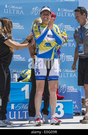 Folsom, Californie, USA. 12 mai, 2014. Lundi, 12 mai 2014.ALISON POUVOIRS, de United Health Care Pro Cycling Team, sourire alors qu'elle reçoit le maillot du gagnant à la suite de l'Amgen Tour de Californie 2 étape contre la montre à Folsom, Californie. Pouvoirs a remporté le contre la montre à 27:20:65. © Tracy Barbutes/ZUMA/ZUMAPRESS.com/Alamy fil Live News Banque D'Images