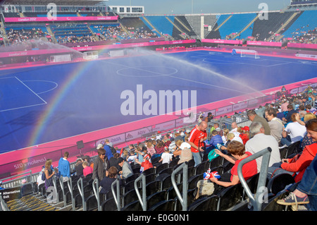 Riverbank Arena à Londres 2012 Parc olympique Jeux Paralympiques l'eau pulvérisée sur l'herbe bleue artificielle pour 7 de football de côté à Hackney Wick Angleterre Royaume-Uni Banque D'Images