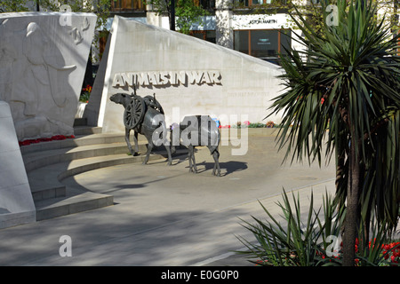 Animaux en guerre mémorial mules de bronze et sculpture murale en pierre de Portland courbée par le sculpteur anglais David Backhouse Park Lane Hyde Park Londres Angleterre Royaume-Uni Banque D'Images