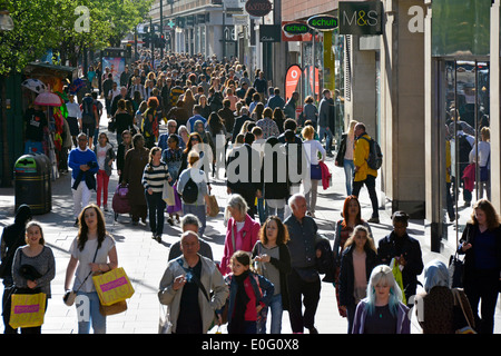 Vue aérienne foule de gens qui font du shopping le long de la rue animée d'Oxford Street avec le célèbre magasin de marque et des panneaux West End Londres Angleterre Royaume-Uni Banque D'Images