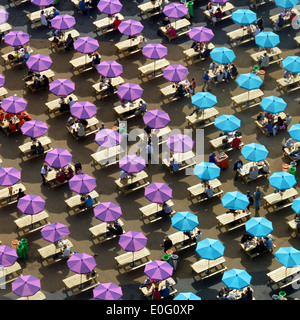 Vue aérienne sur les parasols colorés ombre pour les personnes aux tables de pique-nique Londres 2012 Olympic Park Stratford Newham est Londres Angleterre Royaume-Uni Banque D'Images