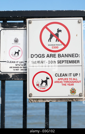Un panneau ou un avis Les chiens sont interdits de Whitley Bay Beach North East England UK Banque D'Images