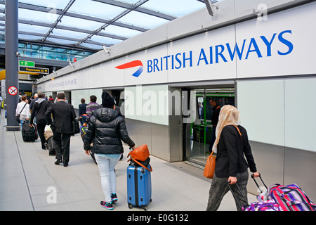 Les passagers sortant de l'aéroport de Gatwick aéroport arrivant de l'aérogare sud et vers les zones de départ terminal nord Crawley West Sussex Banque D'Images