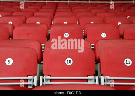 Sièges du stade en tribune rouge vide Banque D'Images