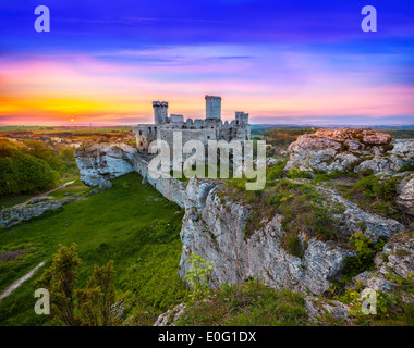 Magnifique coucher de soleil sur le château de Ogrodzieniec, Pologne. Banque D'Images