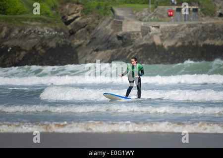 Une femelle en surfeur Newquay, Cornwall, Angleterre. Banque D'Images