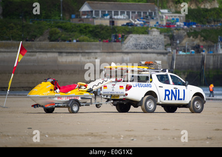 Un garde de la RNLI à Newquay, Cornwall, Angleterre. Banque D'Images