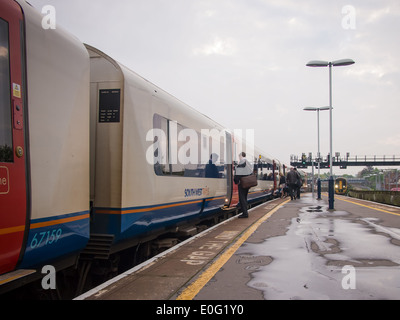 Un train à une plate-forme à la gare de Portsmouth Harbour un jour de pluie Banque D'Images