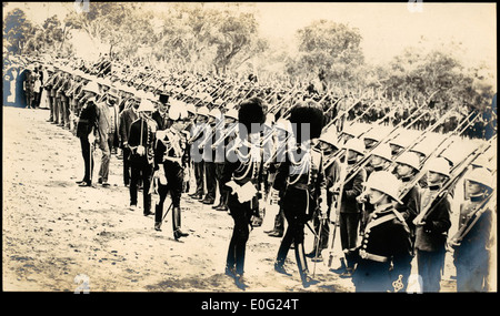 Cette photographie montre des cadets inspectés par lord Denman, gouverneur général, lors de la cérémonie d'appellation de Canberra le 12 mars 1913. L'événement a marqué un moment important dans l'histoire australienne, avec des soldats en uniforme complet et des fusils militaires. Banque D'Images