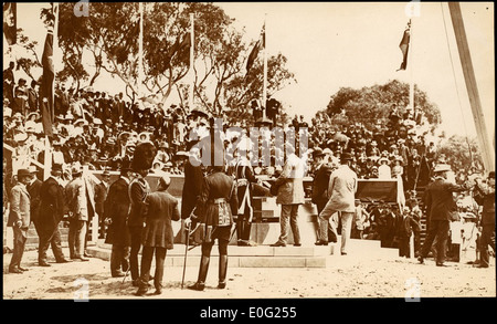 Cette photographie historique capture Lord Denman, gouverneur général de l'Australie, aux côtés d'autres fonctionnaires lors de la cérémonie de pose de la première pierre de la ville de Canberra, qui s'est tenue le 12 mars 1913. L'événement a marqué le début officiel de Canberra comme capitale de l'Australie. Banque D'Images