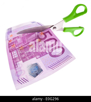 À partir d'un euro bank note d'un morceau est coupé avec des ciseaux. Taxes et livraisons symbole., von einem Euro Geldschein wird mit eine Banque D'Images