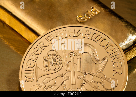 Investissement dans l'or comme une barre d'or et pièces d'or, en or als Geldanlage echtem Goldbarren und Goldmuenzen Banque D'Images